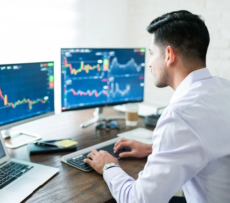 Muž u počítače zkoumá grafy